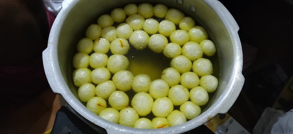 rasgulla - 62356359_1286570921517832_1639057428228079616_n.jpg