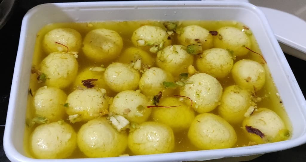 rasgulla - 62468066_1247377285424980_4876877880765710336_n.jpg