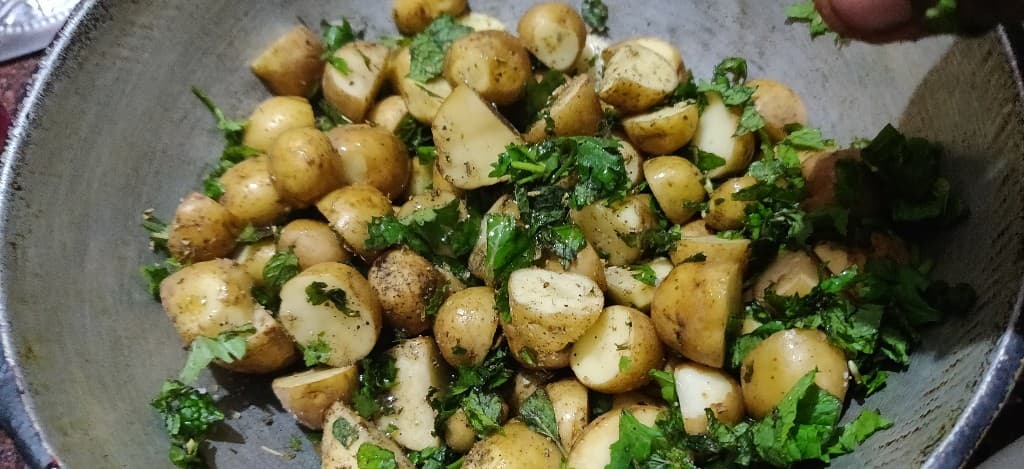 herb_roasted_potatoes - 67893339_2591723150872659_5560518682947354624_n.jpg