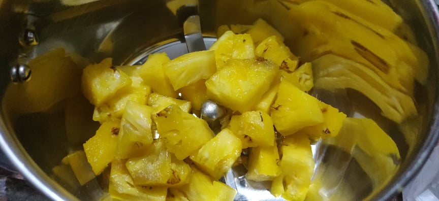 pineapple_juice - Take pineapple in mixer