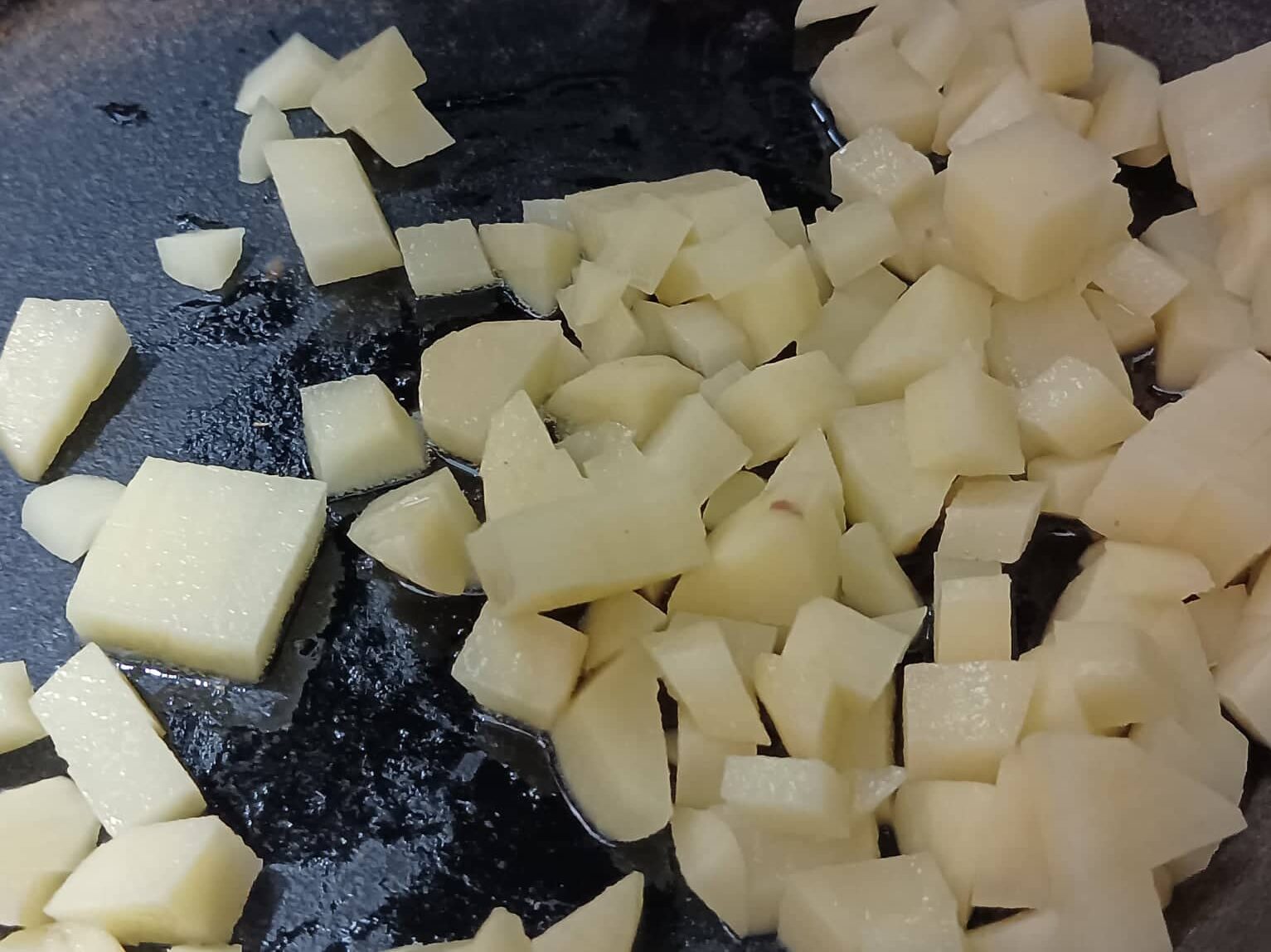 Batata_poha - Batata poha Add potatoes to oil