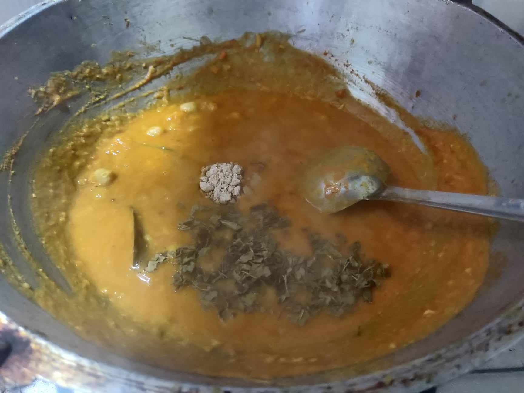 No onion no garlic chana masala - Add amchur powder and kasuri methi